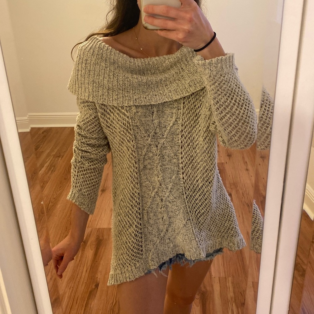 The most soft and comfortable white/ gray JACK sweater. Size M.